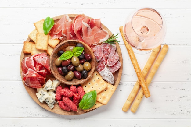 Tabla de antipasto con prosciutto salami crackers queso aceitunas