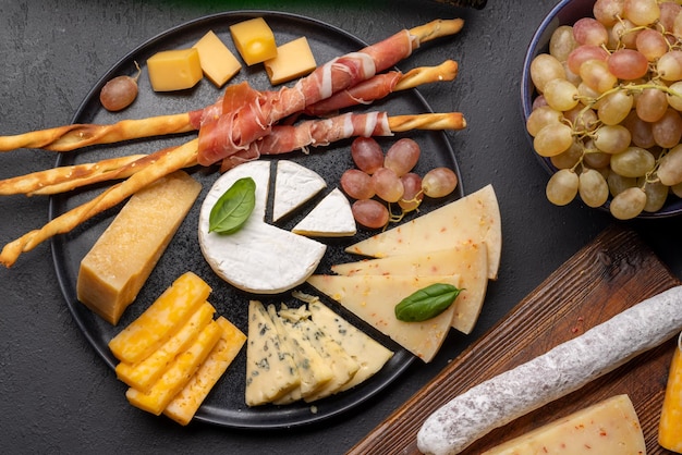 Tabla de antipasto con varios quesos y snacks