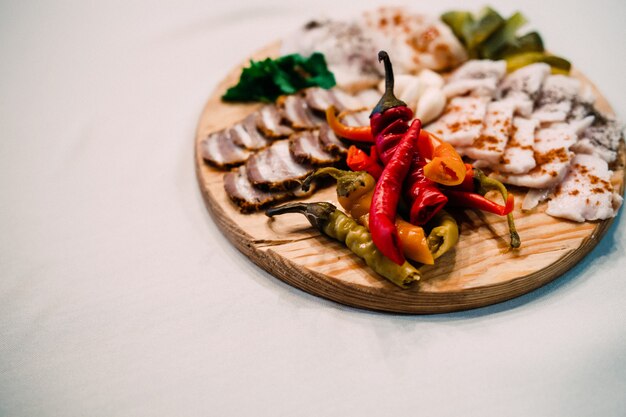 Tabla de carne con manteca ucraniana, pimiento y verduras.