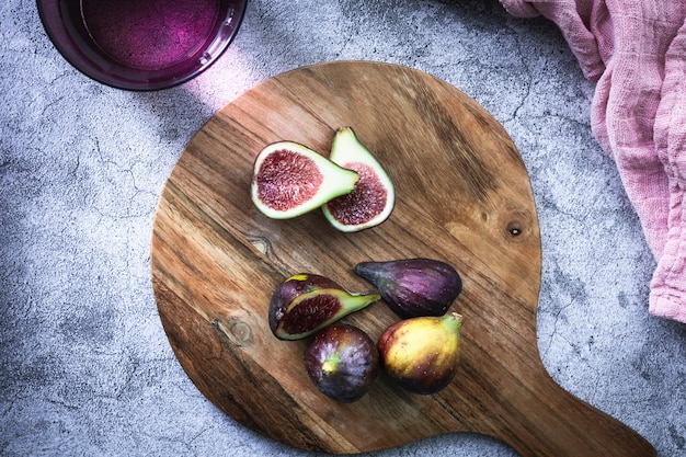 Tabla de cocina de madera con higos frescos.