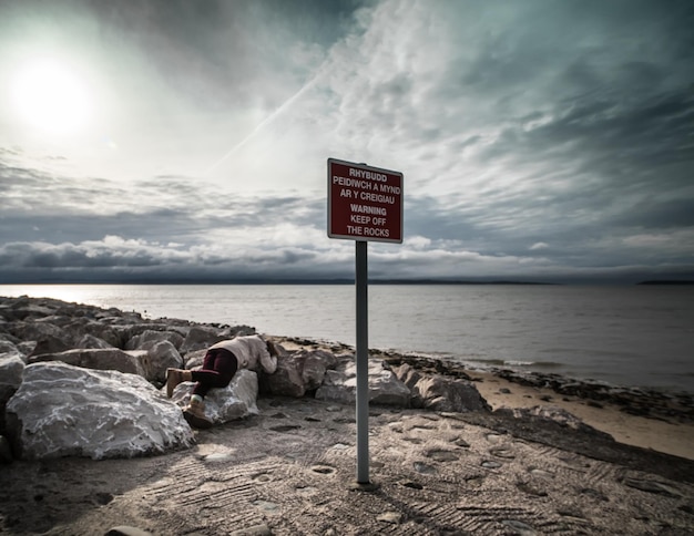 Foto tabla contra el mar tranquilo