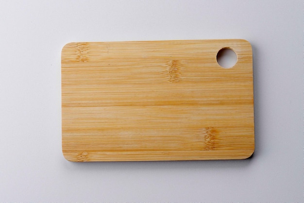 Tabla de cortar de bambú para accesorios de fotografía de alimentos aislado en blanco