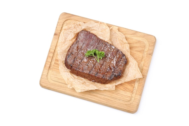 Tabla de cortar con bistec de ternera aislado sobre fondo blanco.