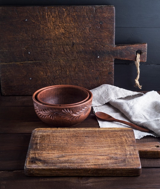 Foto tabla de cortar de cocina con asa y cuencos de cerámica.