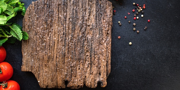 Tabla de cortar de cocina de madera para preparar comidas o servir una comida preparada