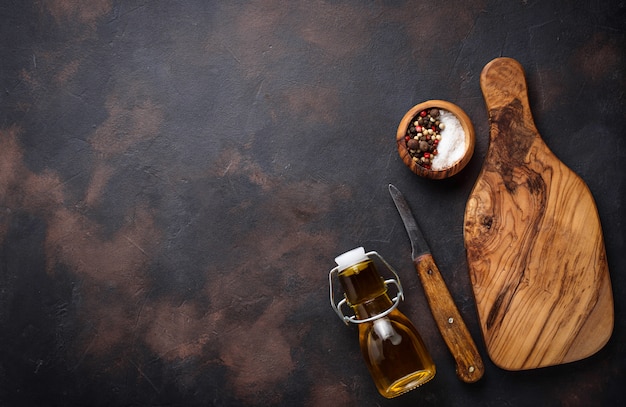 Tabla de cortar y cuchillo de madera