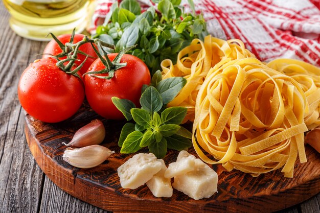 Tabla de cortar con ingredientes, enfoque selectivo.