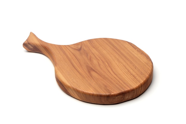 Tabla de cortar de madera aislada sobre fondo blanco. Equipamiento de cocina para cocinar.