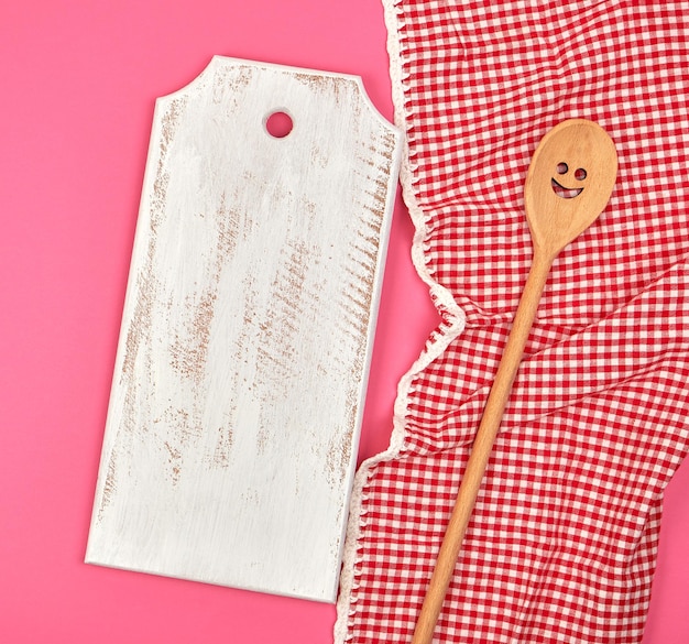 tabla de cortar de madera blanca y cuchara de madera