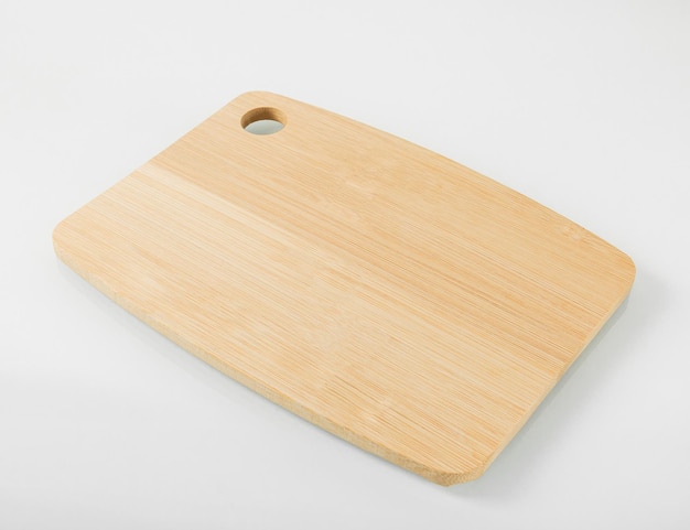 Tabla de cortar de madera de cocina de bambú aislado sobre fondo blanco.