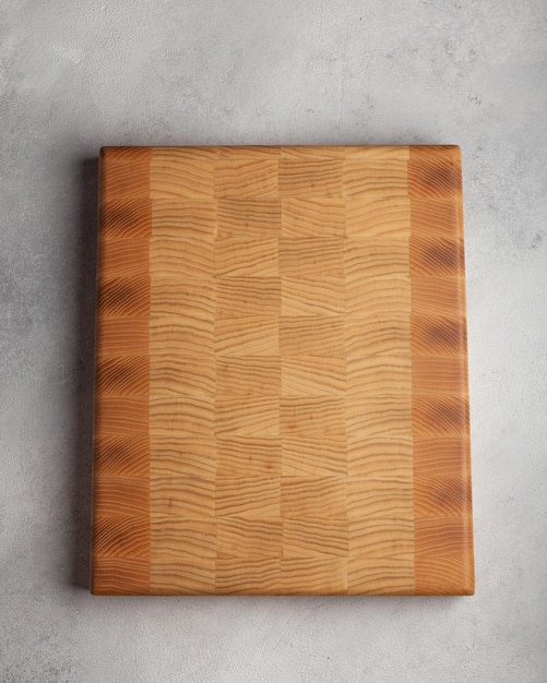 Tabla de cortar de madera en la cocina sobre un fondo claro