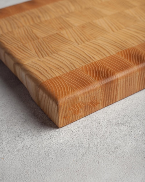 Tabla de cortar de madera en la cocina sobre un fondo claro