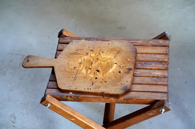 Tabla de cortar de madera después de su uso.