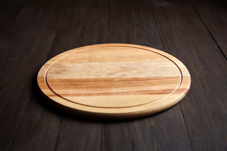 Tabla de cortar de madera de haya en mesa marrón