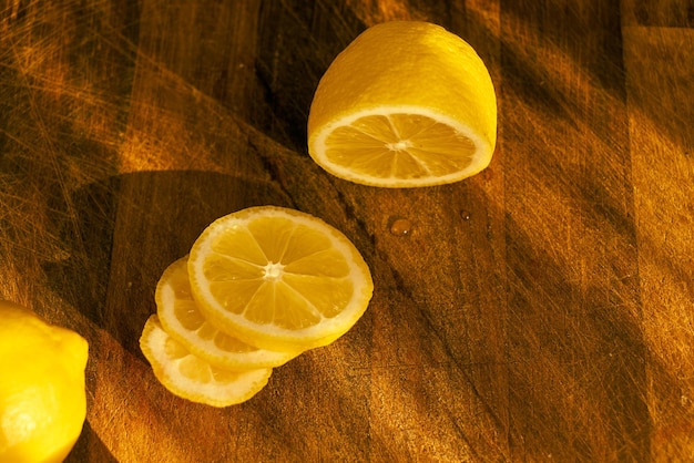 Una tabla de cortar de madera con limones