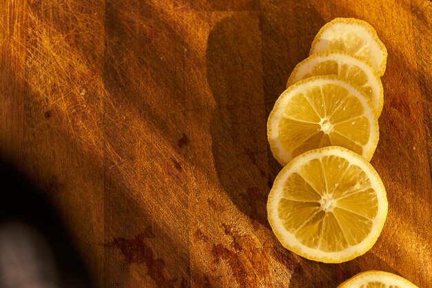 Una tabla de cortar de madera con limones