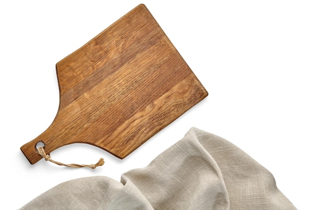 Tabla de cortar de madera marrón y paño de cocina beige aislado sobre fondo blanco Vista superior con espacio de copia