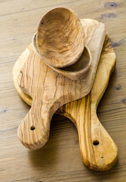 Tabla de cortar de madera de olivo en la mesa de madera.