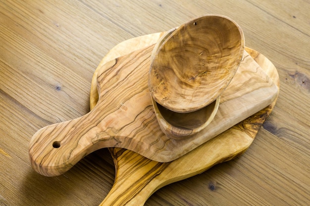 Tabla de cortar de madera de olivo en la mesa de madera.