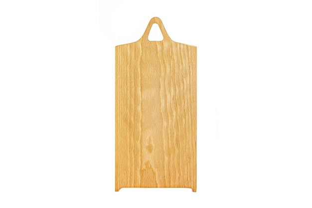 Tabla de cortar de madera rectangular vacía vacía manchada vieja aislada en blanco en una vista de ángulo baja oblicua para la colocación de alimentos.
