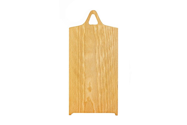 Tabla de cortar de madera rectangular vacía vacía manchada vieja aislada en blanco en una vista de ángulo baja oblicua para la colocación de alimentos.