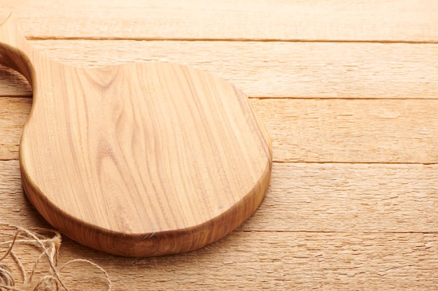 Tabla de cortar de madera redonda con mango en mesa rústica Equipo de cocina para cocinar Espacio de copia