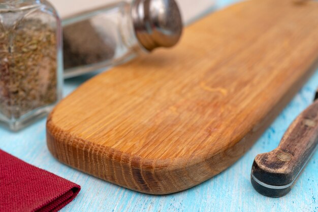 Tabla de cortar de madera de roble. Batería de cocina. Copia espacio