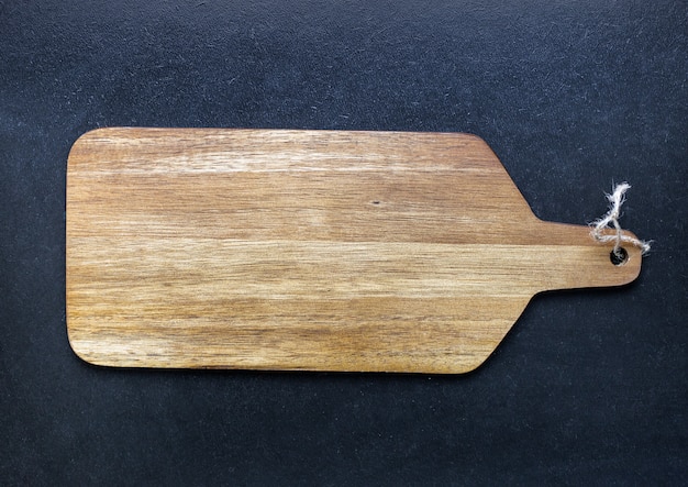 Foto tabla de cortar de madera rústica vacía en negro
