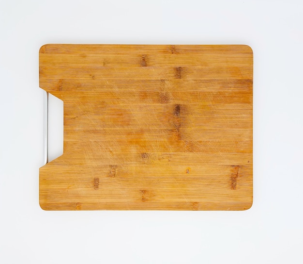 Tabla de cortar de madera usada con mango de metal aislado sobre fondo blanco Vista superior plana