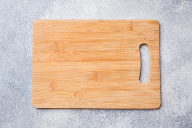 Foto tabla de cortar de madera vacía en la mesa de la cocina