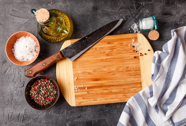 Tabla de cortar en la mesa