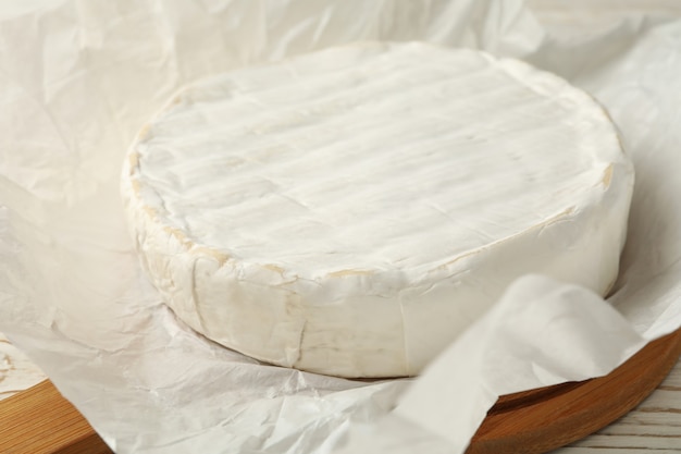 Tabla de cortar con queso camembert, cerrar