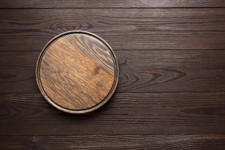 Tabla de cortar redonda con ranura en mesa de madera