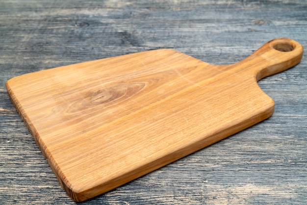 Tabla de cortar de roble en la mesa de la cocina.