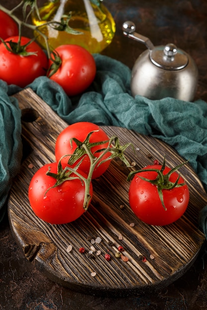 Tabla de cortar con tomates cherry