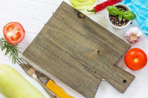 Tabla de cortar y verduras frescas.