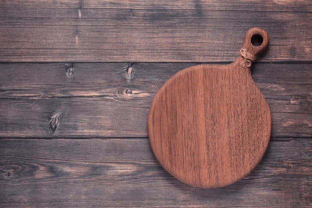 Tabla de cortar en una vista superior de la mesa de madera