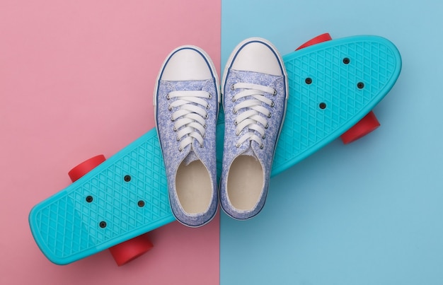 Tabla de crucero con zapatillas en rosa azul pastel. Animación juvenil. Traje de hipster