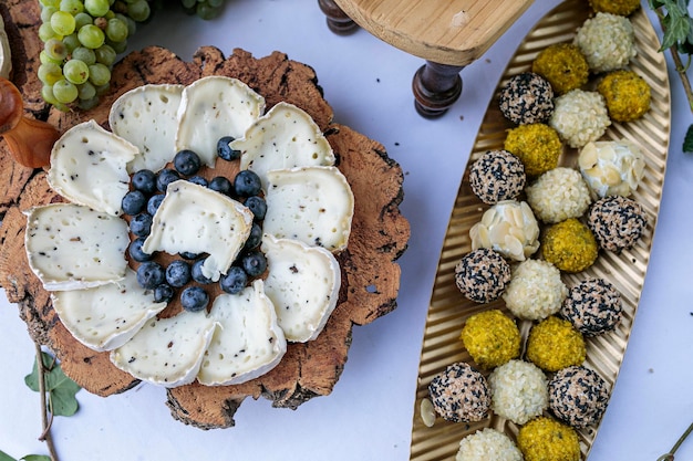 Tabla de quesos diferentes sabores y colores Tisch der Dekoration mit Quesos