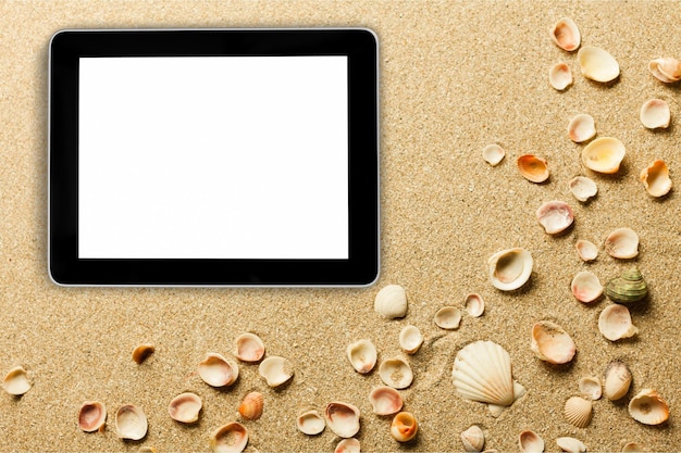Tabla digital moderna sobre un fondo de arena