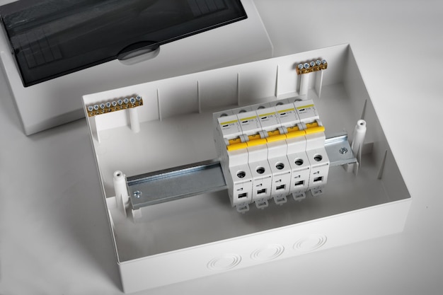 Tabla de distribución de plástico Tabla eléctrica de primer plano aislada sobre un fondo gris claro