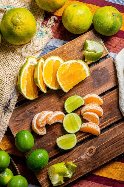 Foto tabla de frutas con limones naranja y mandarina