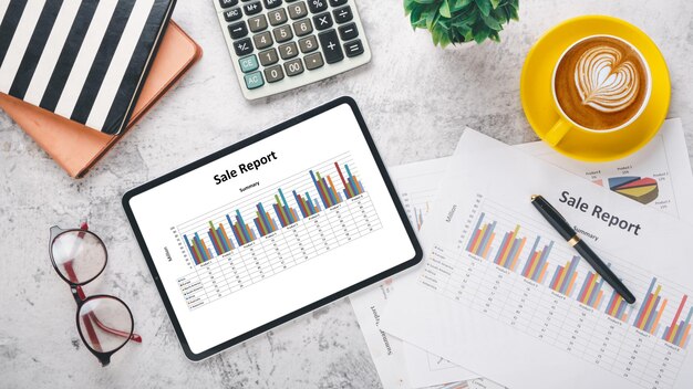 Tabla con gráficos e informes en el lugar de trabajo de escritorio Vista superior plana layx9