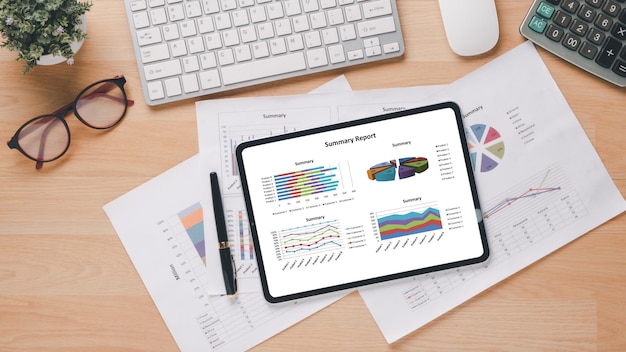 Tabla con gráficos financieros e informes en el lugar de trabajo de escritorio Vista superior plana