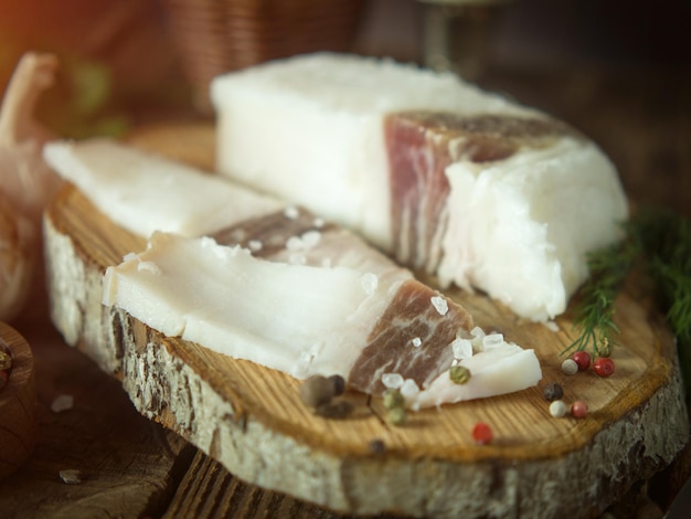 Foto tabla con grasa de cerdo en un fondo rústico salo deliciosa manteca de cerdo salada con pimienta lugar para copiar