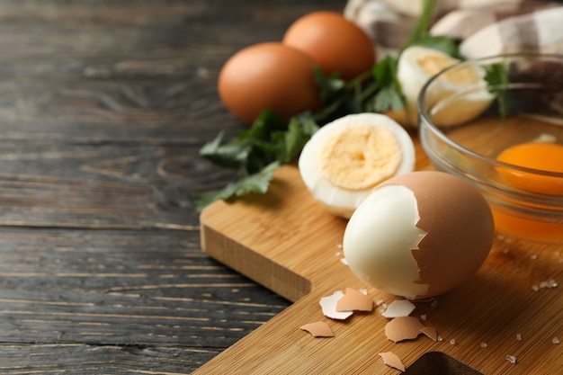 Tabla con huevos duros, servilleta y perejil