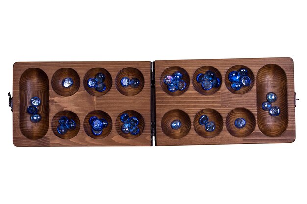 Foto tabla de juego de mangala y canicas de vidrio juego turco histórico de mangala