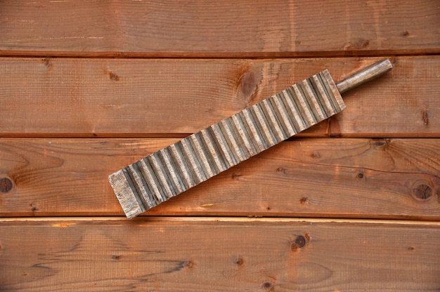 Tabla de lavar de madera antigua en el fondo de la pared de madera