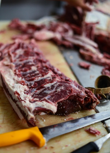 Foto tabla llena de chuletas de cerdo