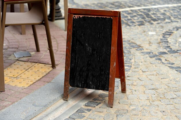 Tabla de madera para una cafetería en una calle